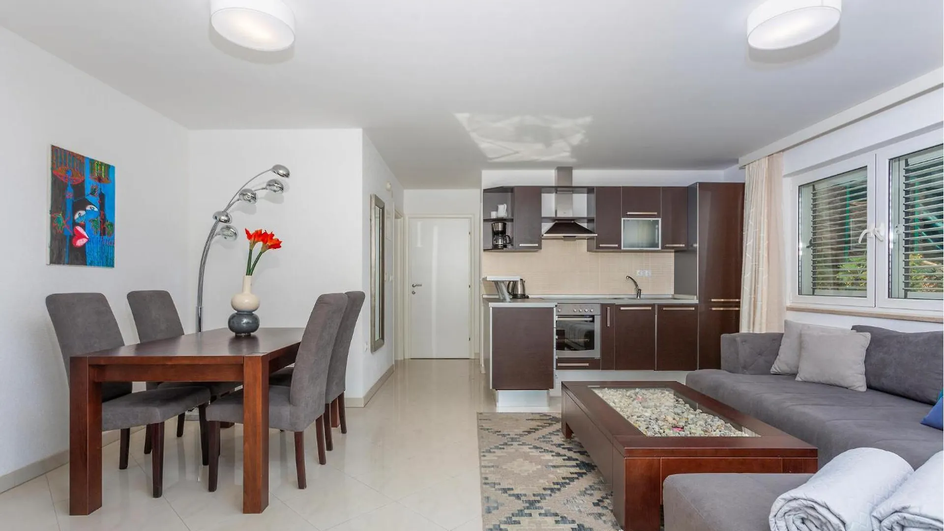 Stunning Apartment In Icici With Kitchen